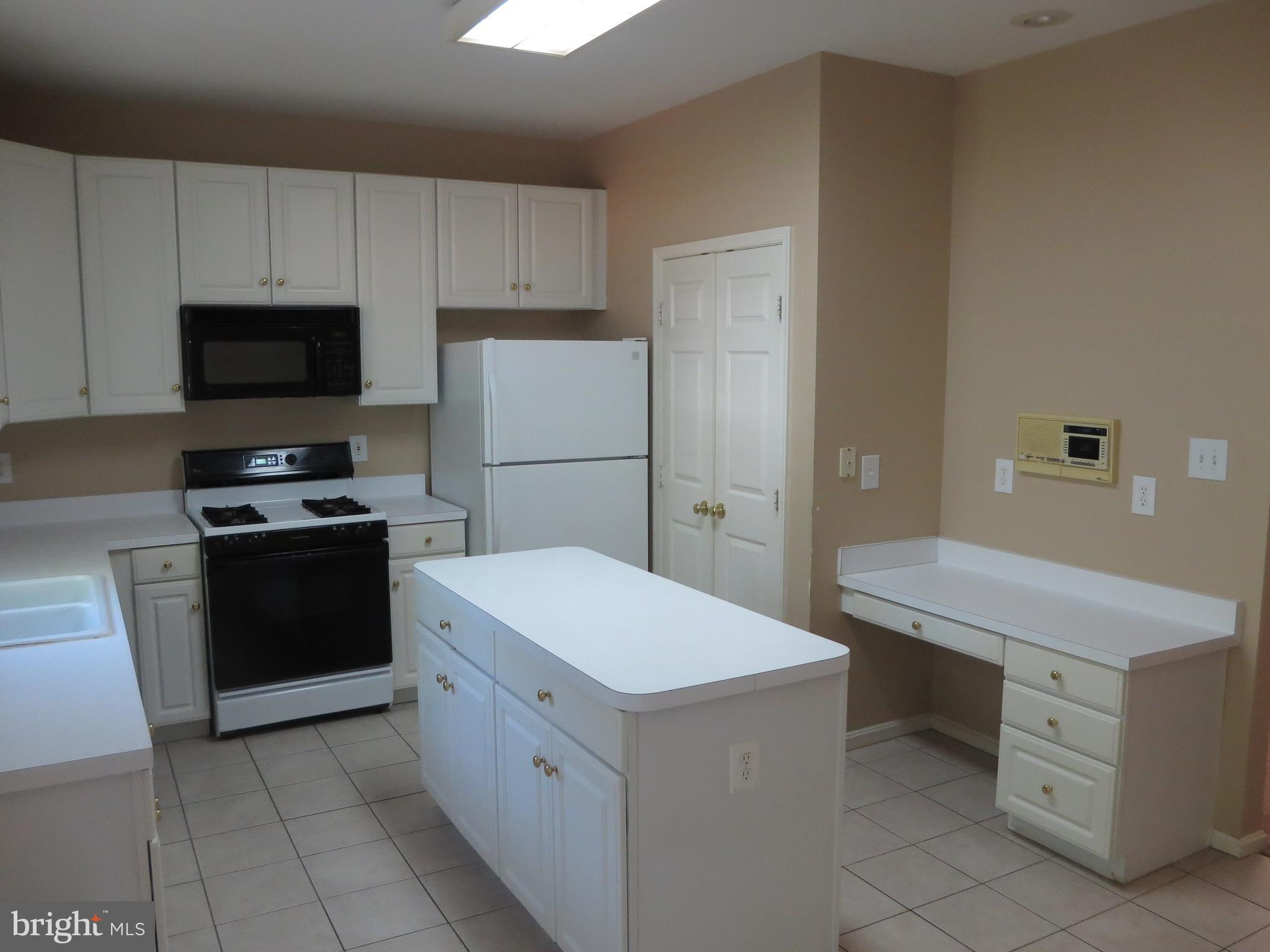 SIGNATURE AT BROADLANDS - Residential Lease