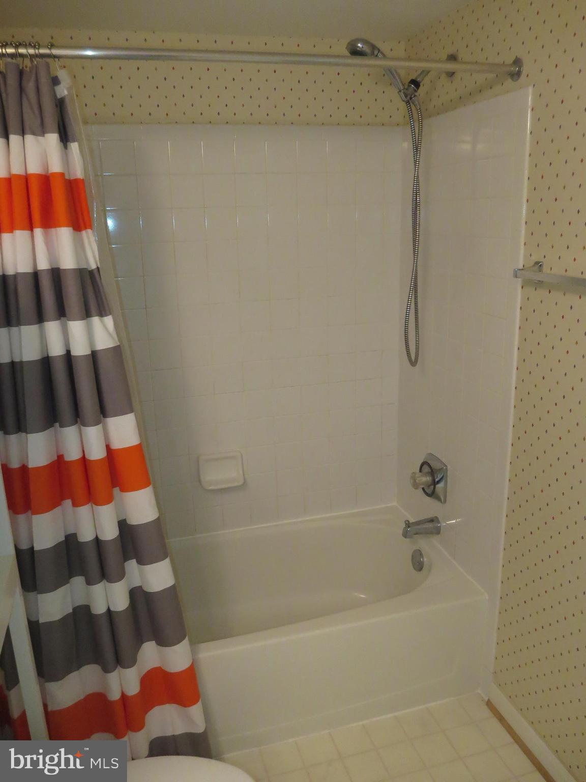 SIGNATURE AT BROADLANDS - Residential Lease