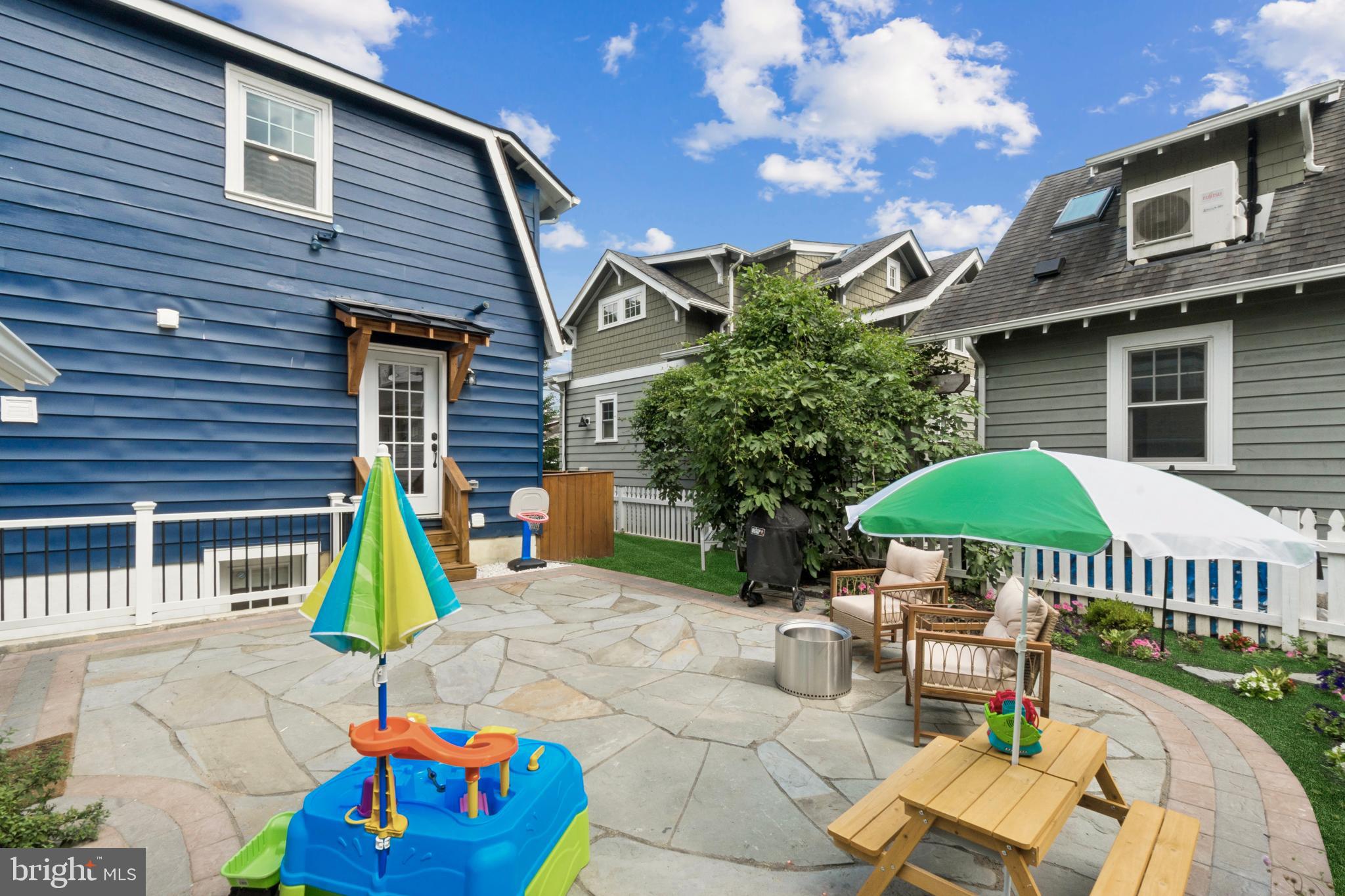 LYON VILLAGE - Residential