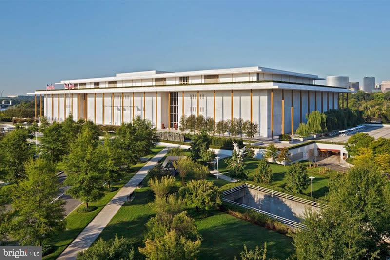 LYON VILLAGE - Residential