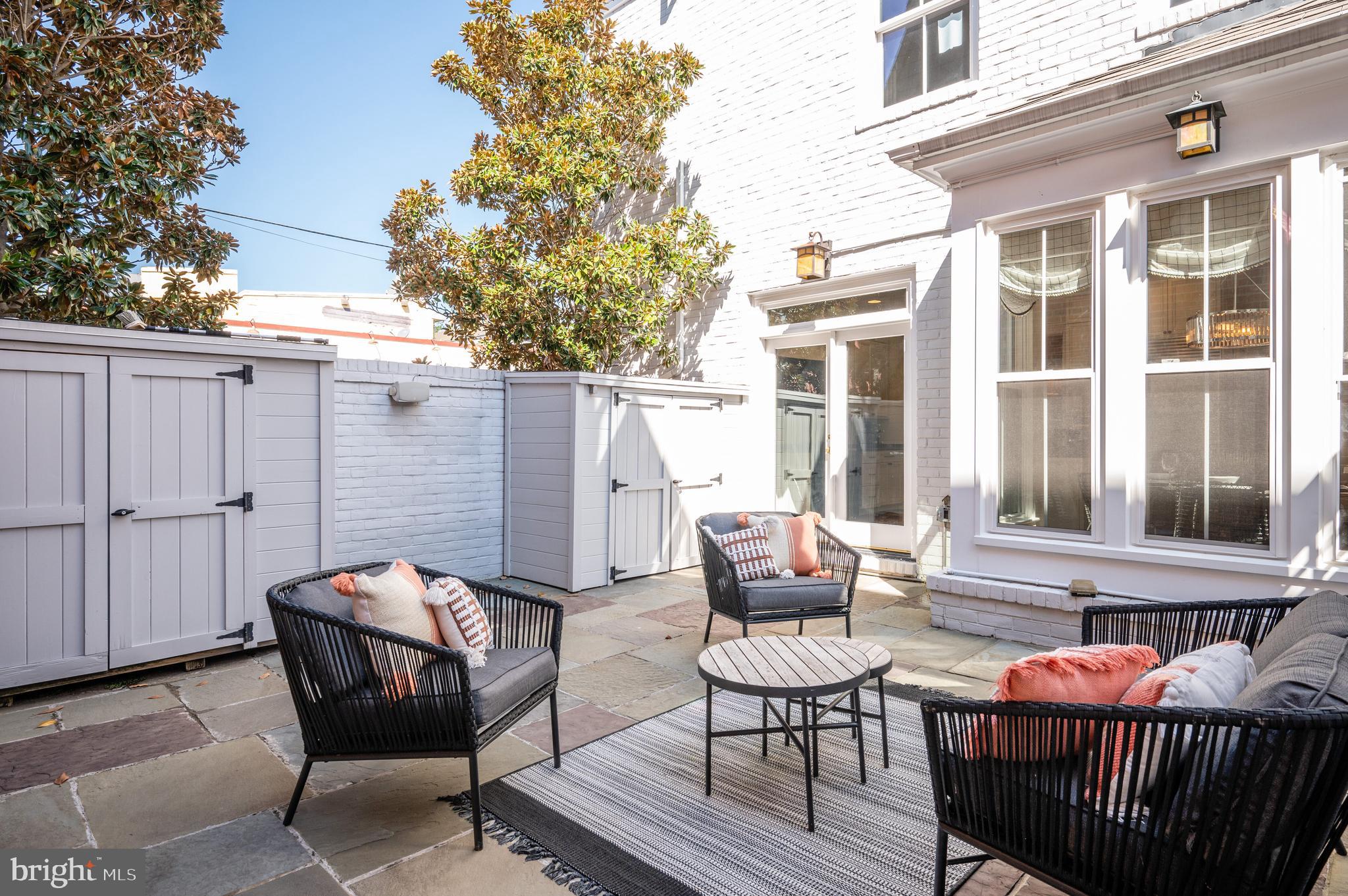 QUEENS ROW - Residential