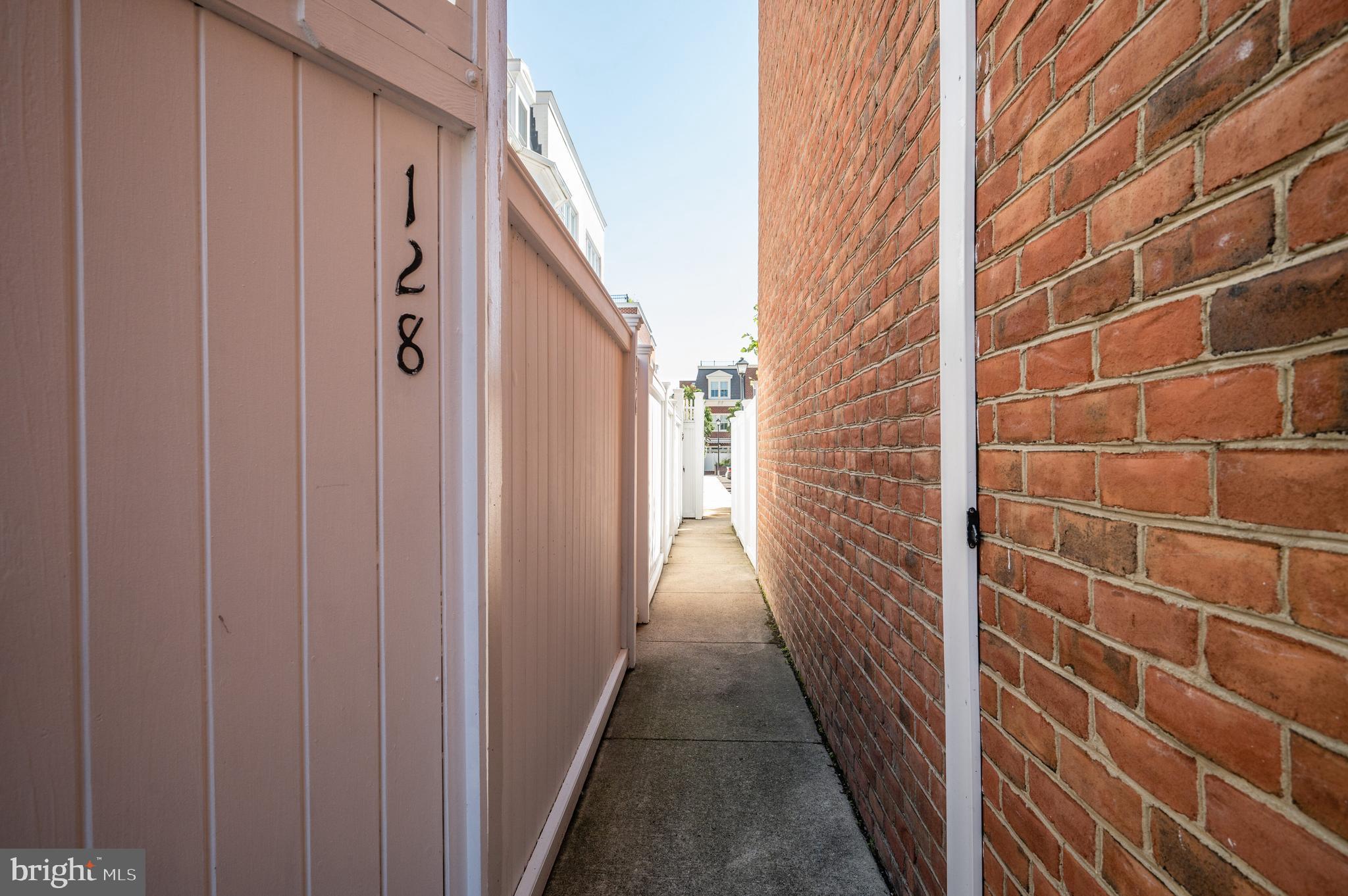 QUEENS ROW - Residential