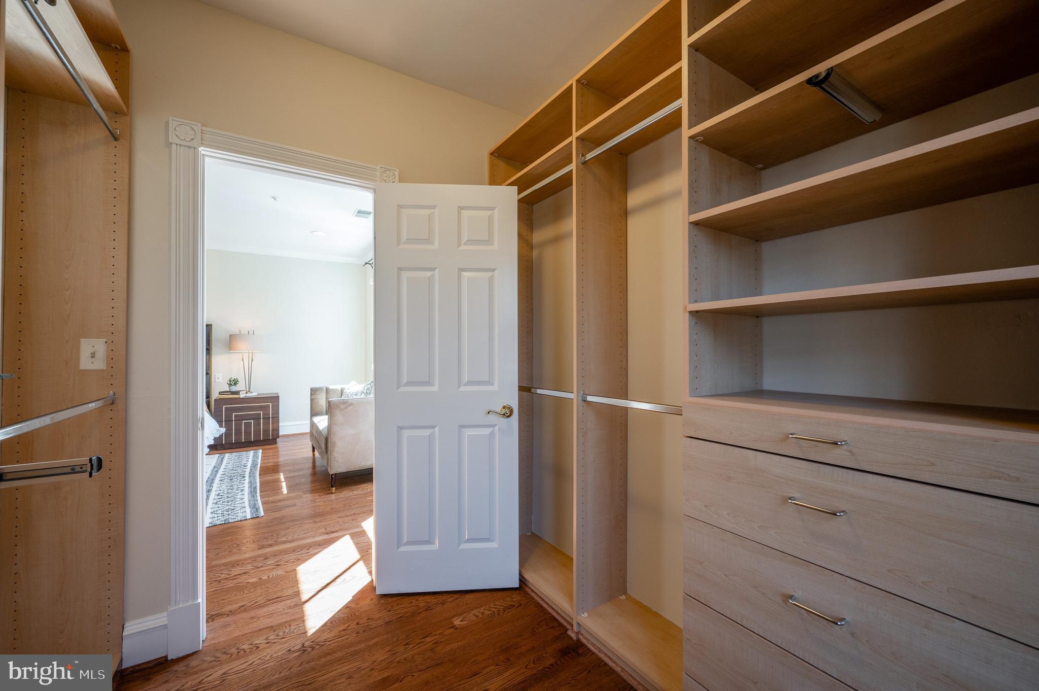 QUEENS ROW - Residential