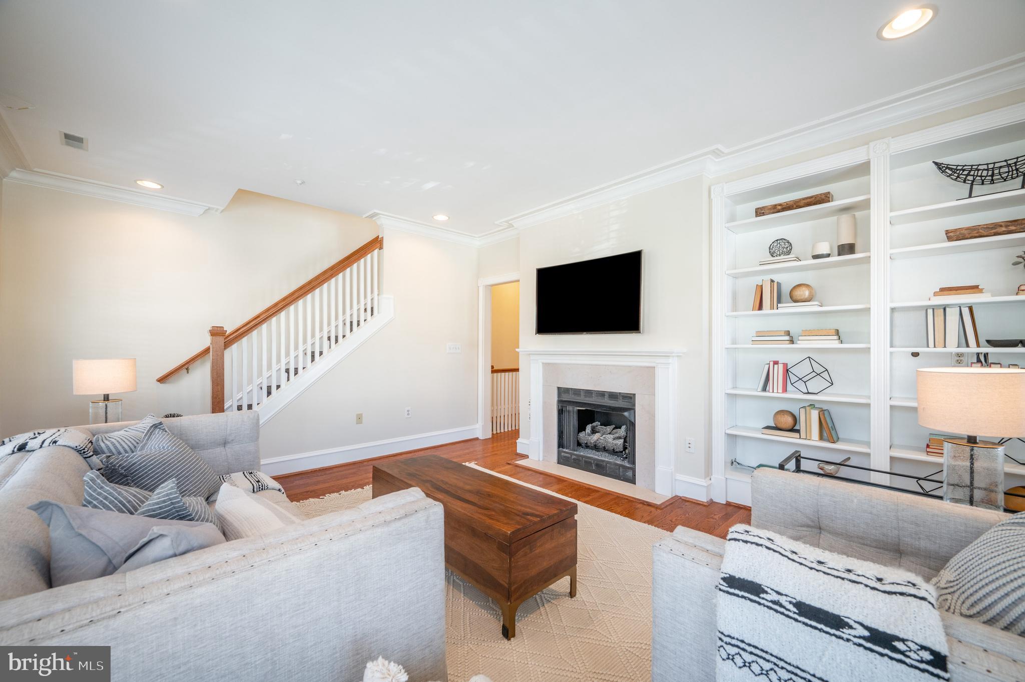 QUEENS ROW - Residential