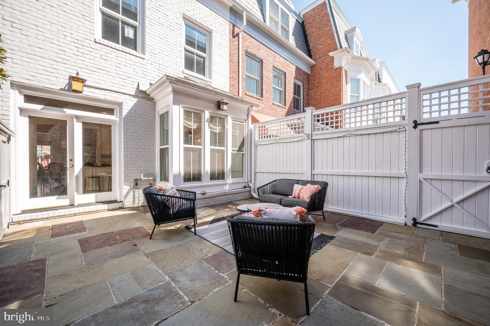 QUEENS ROW - Residential