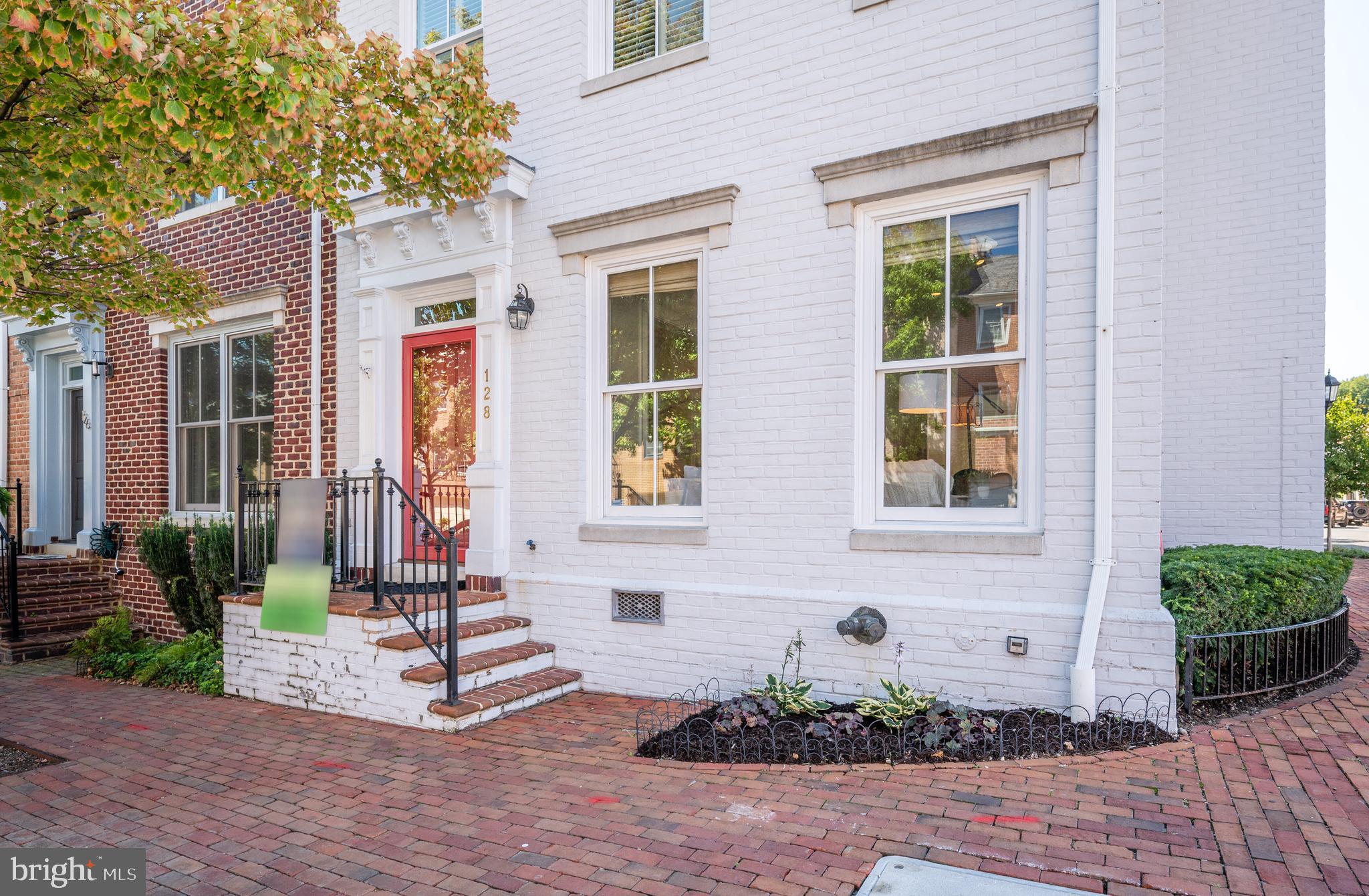 QUEENS ROW - Residential