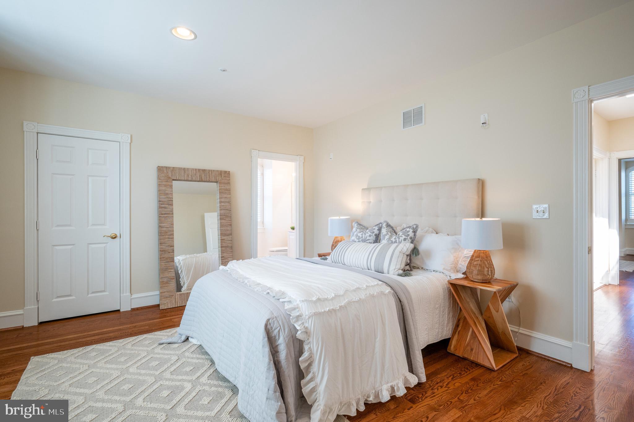 QUEENS ROW - Residential