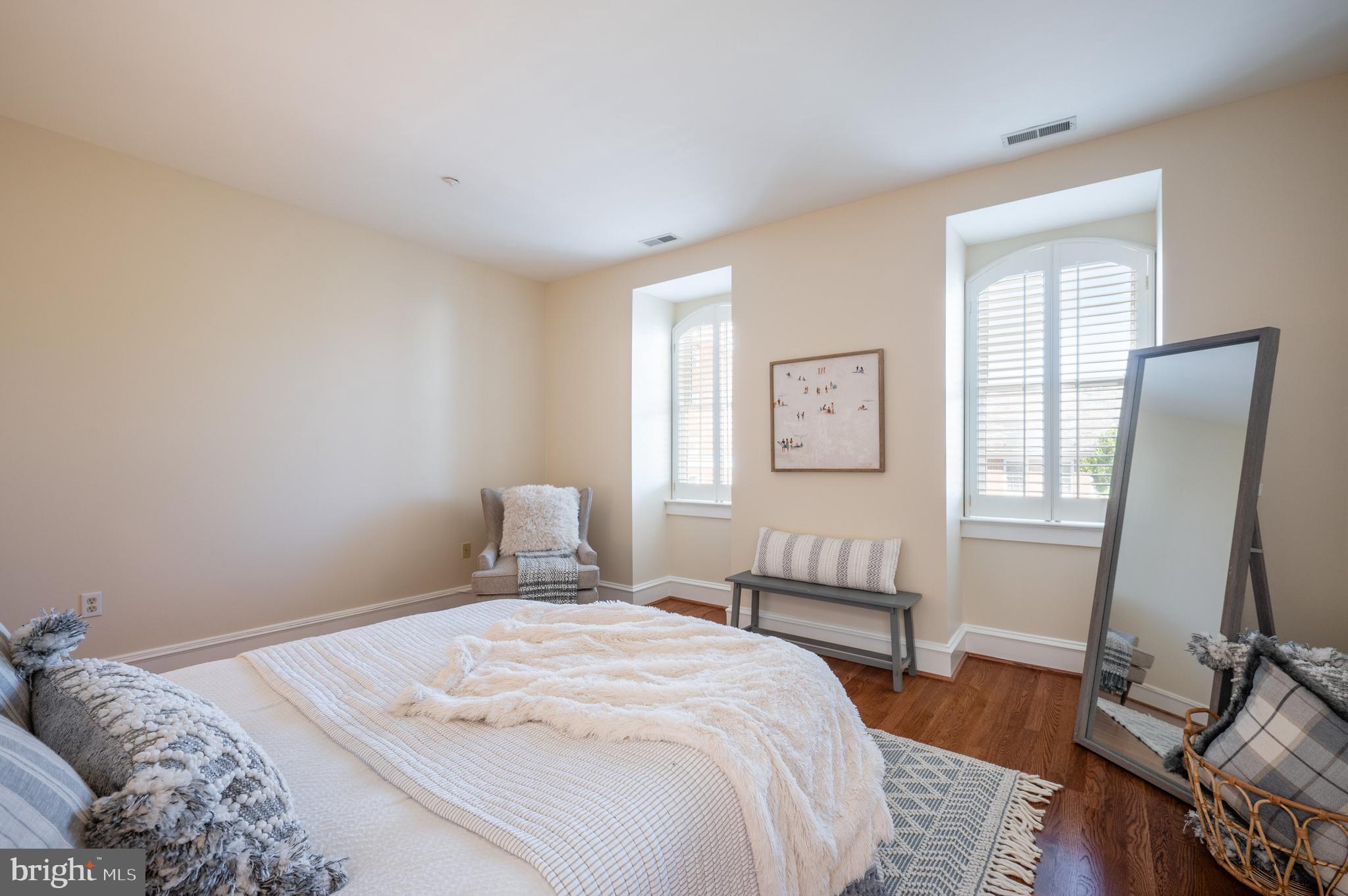 QUEENS ROW - Residential