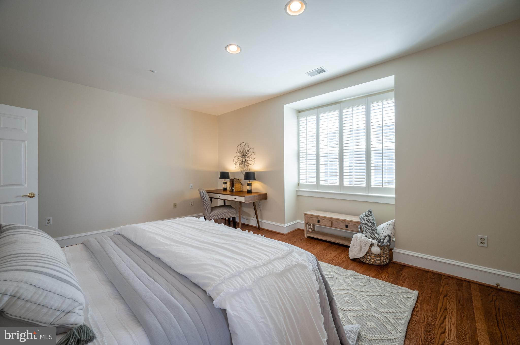 QUEENS ROW - Residential