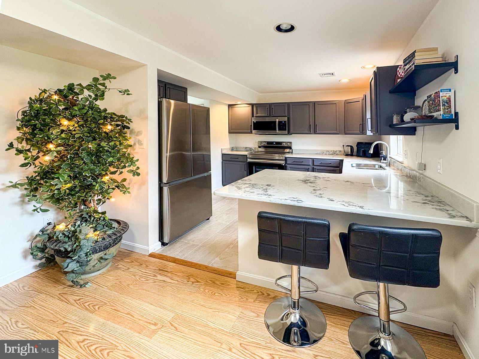 320 WOODLAND VIEW COURT