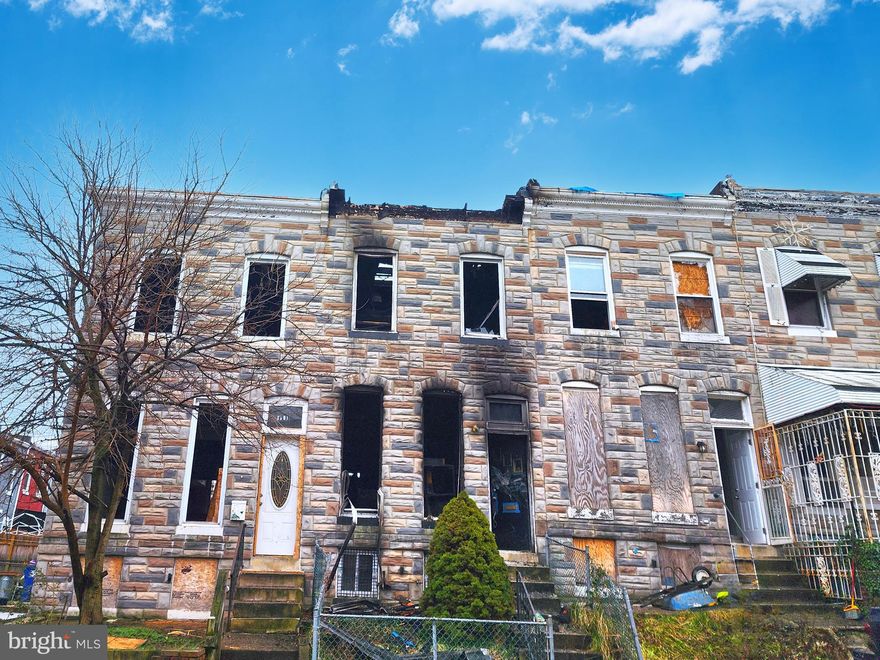 POST AUCTION: MAKE AN OFFER! Deposit: $5,000.

2 Story Townhouse located in the Shipley Hill area.
JUST MINUTES to the Westside Shopping Center.
Easy access to major traffic artery W Baltimore St.
