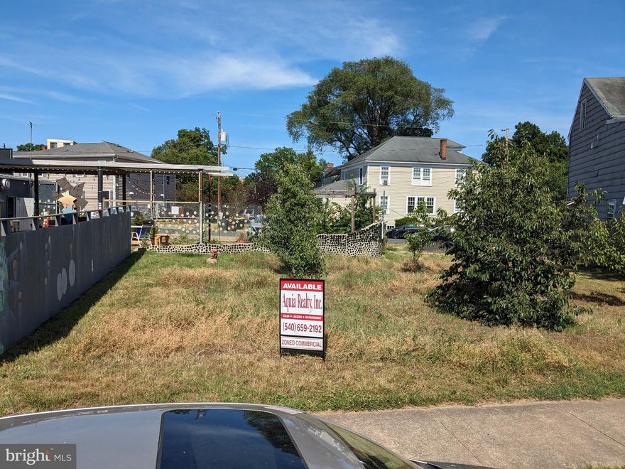 Great Opportunity to buy a CD- Commercial Downtown lot. Lots of potential with this 906 square foot lot.  Building restriction height is 50 feet.