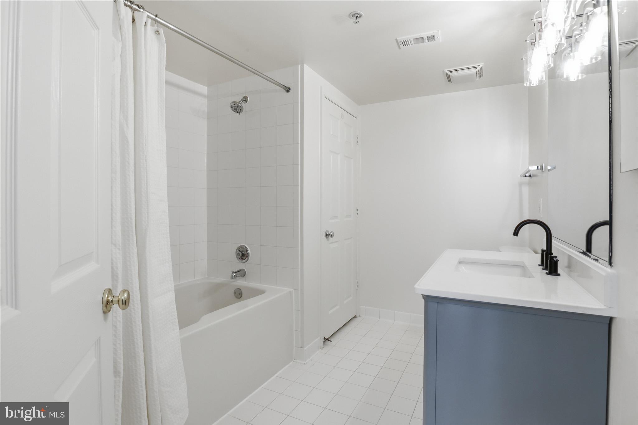 LEXINGTON SQUARE - Residential