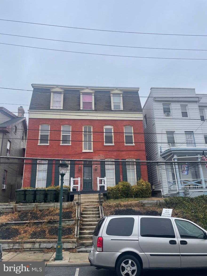 This 1 bedroom apartment has so much to offer. It includes hardwood flooring. An open floor plan with alot of natural light in the unit. At a great location which is right across from the stadium. Walking distance from many restaurants and shopping. Call and make your appointment today.