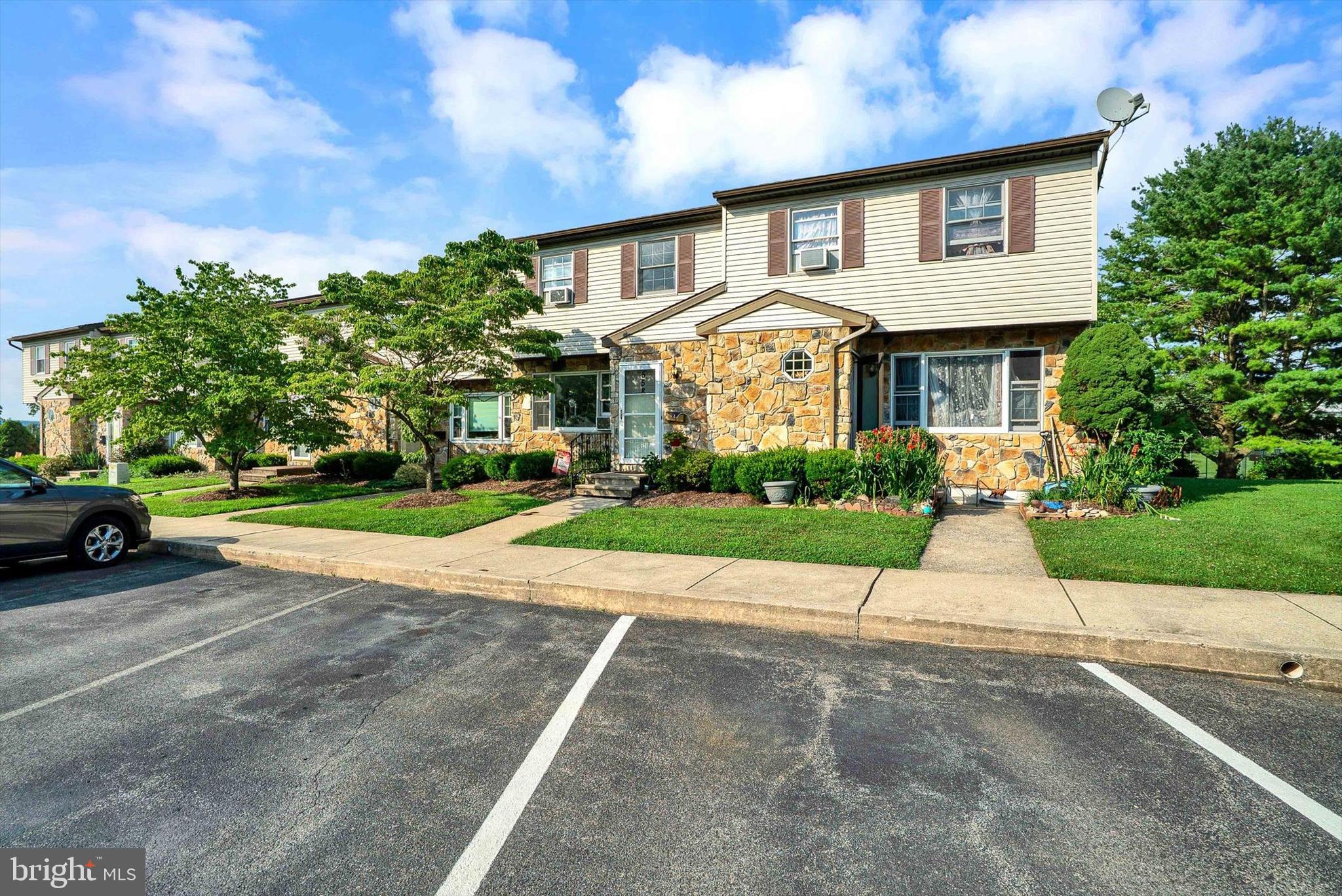 558 E LINDEN STREET