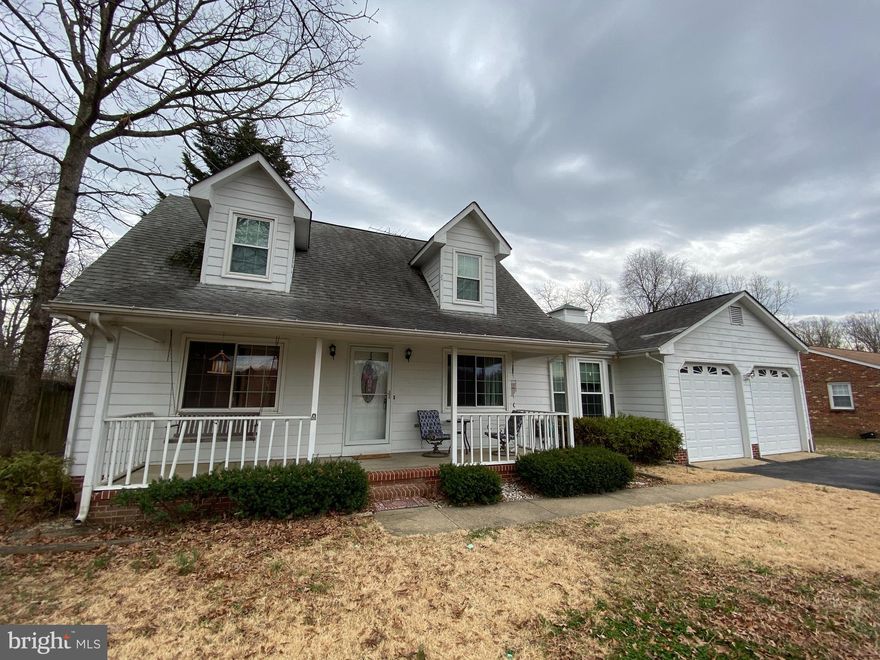 Newly Renovated Kitchen, never been used waiting for you to come enjoy - Features beautiful tile, new cabinets, all brand new kitchen appliances. from downtown Fredericksburg , VRE, 95, shopping & so much more!  This gem features 3 total bedrooms,  2 large bedrooms & full Jack and Jill bath on upper level. Plus a main level Master Bedroom with a Full Bath w/Jacuzzi tub.   Spacious living area with hardwood flooring & wood burning fire place.   Walk out from living room to large deck overlooking yard with fence.  Plus Attached 2 car garage!  What more could you ask for!