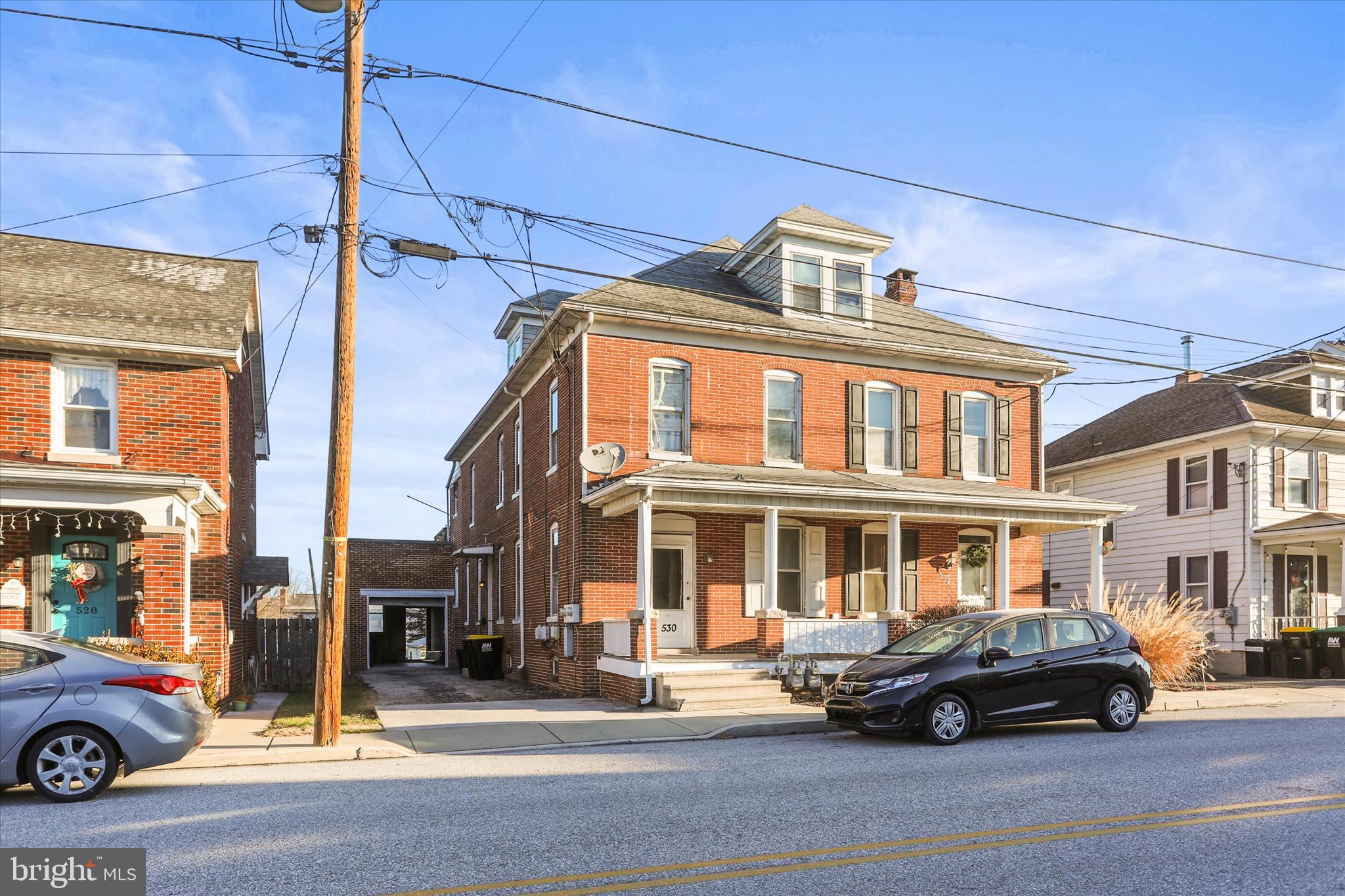 Main image without alt text