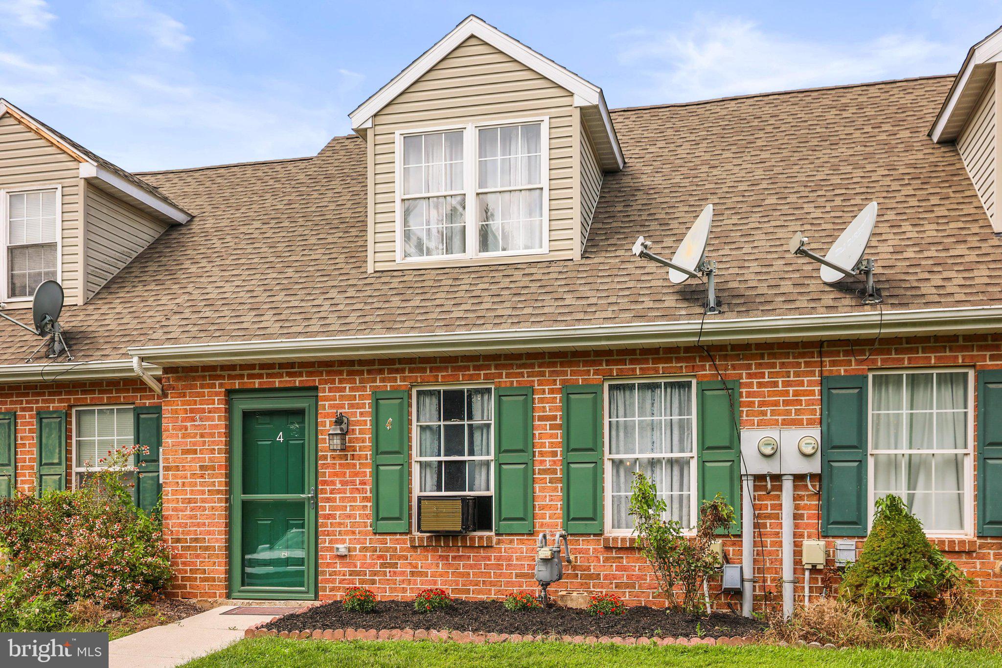 4 OXFORD COURT