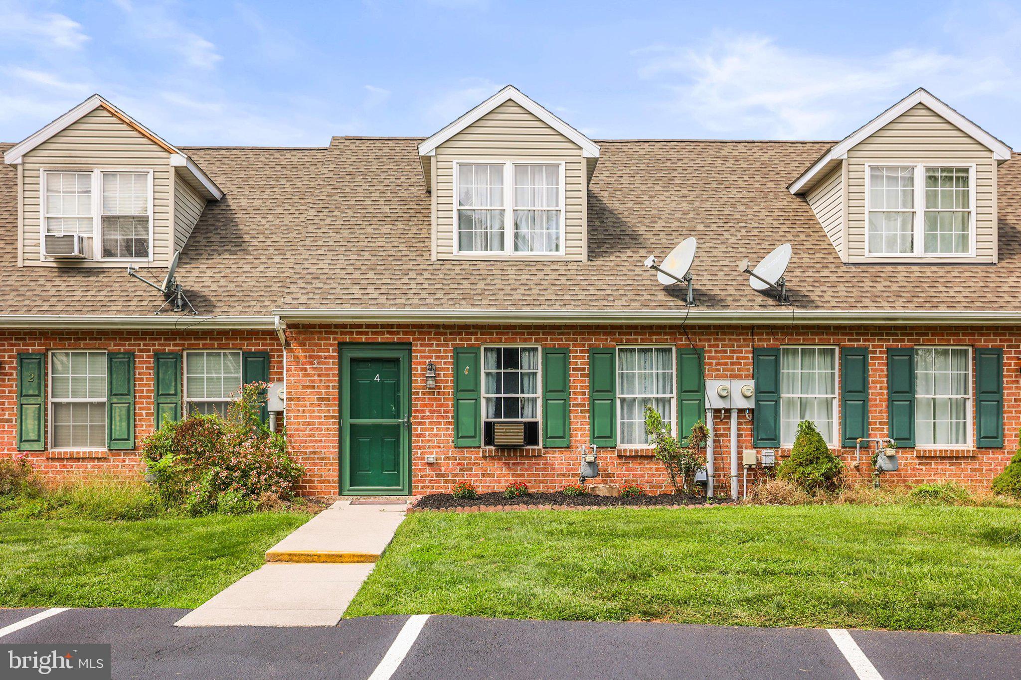 4 OXFORD COURT
