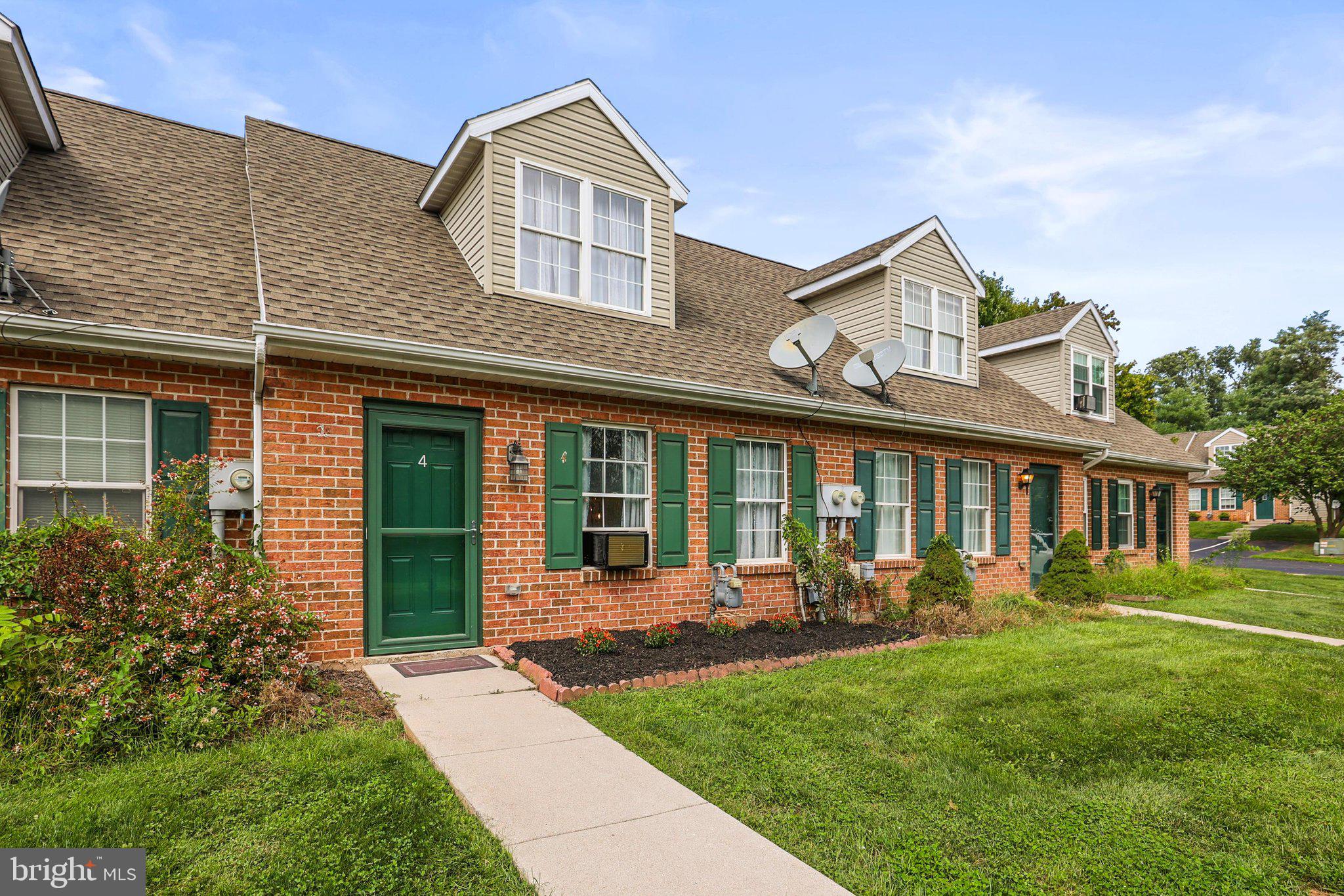 4 OXFORD COURT