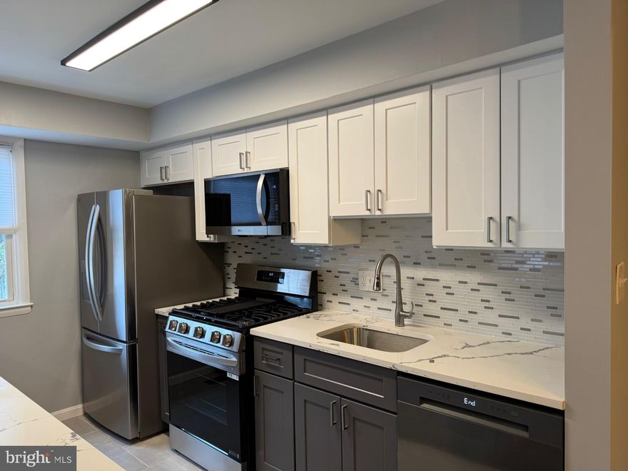 Completely remodeled and fresh, this one-bedroom unit has a covered balcony, convenient washer/dryer on same level, brand new stainless steel appliances, wood & tile flooring, and bathroom. Loads of closet space, windows on 3 sides, and recessed lighting. Immediate occupancy available.