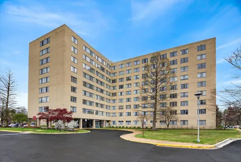 6641 Wakefield Drive Unit 212, Alexandria, VA MLS: VAFX2301462