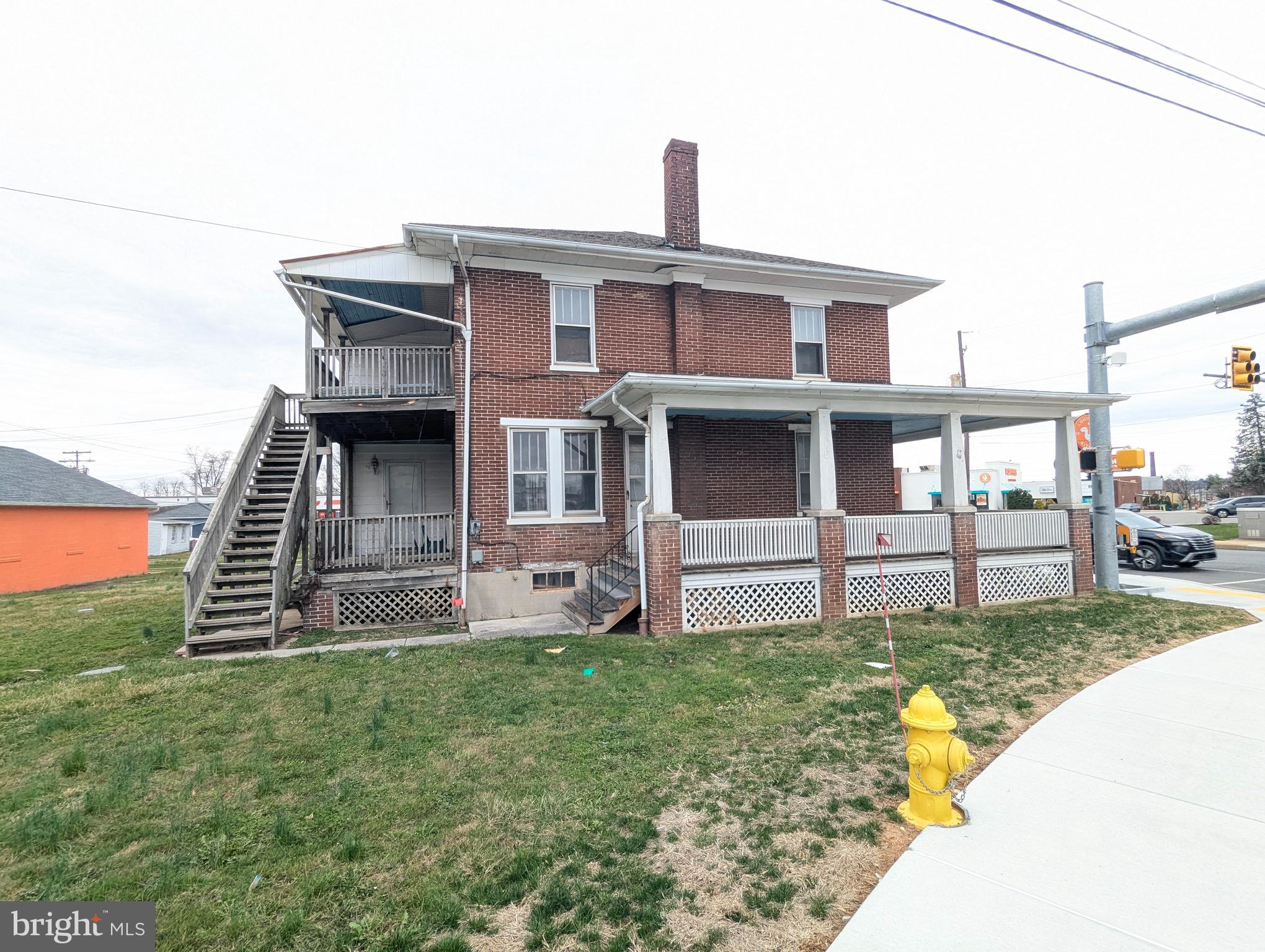 Main image without alt text