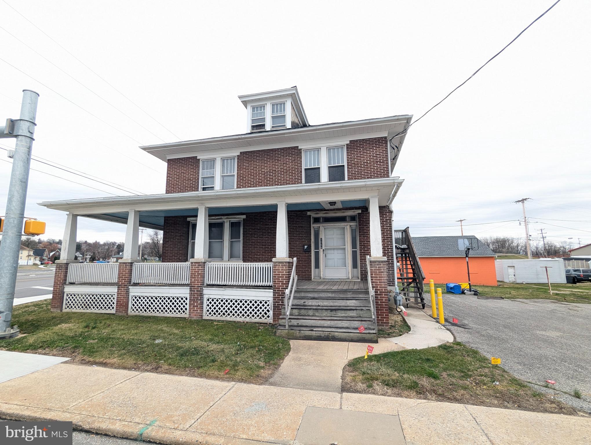 Main image without alt text