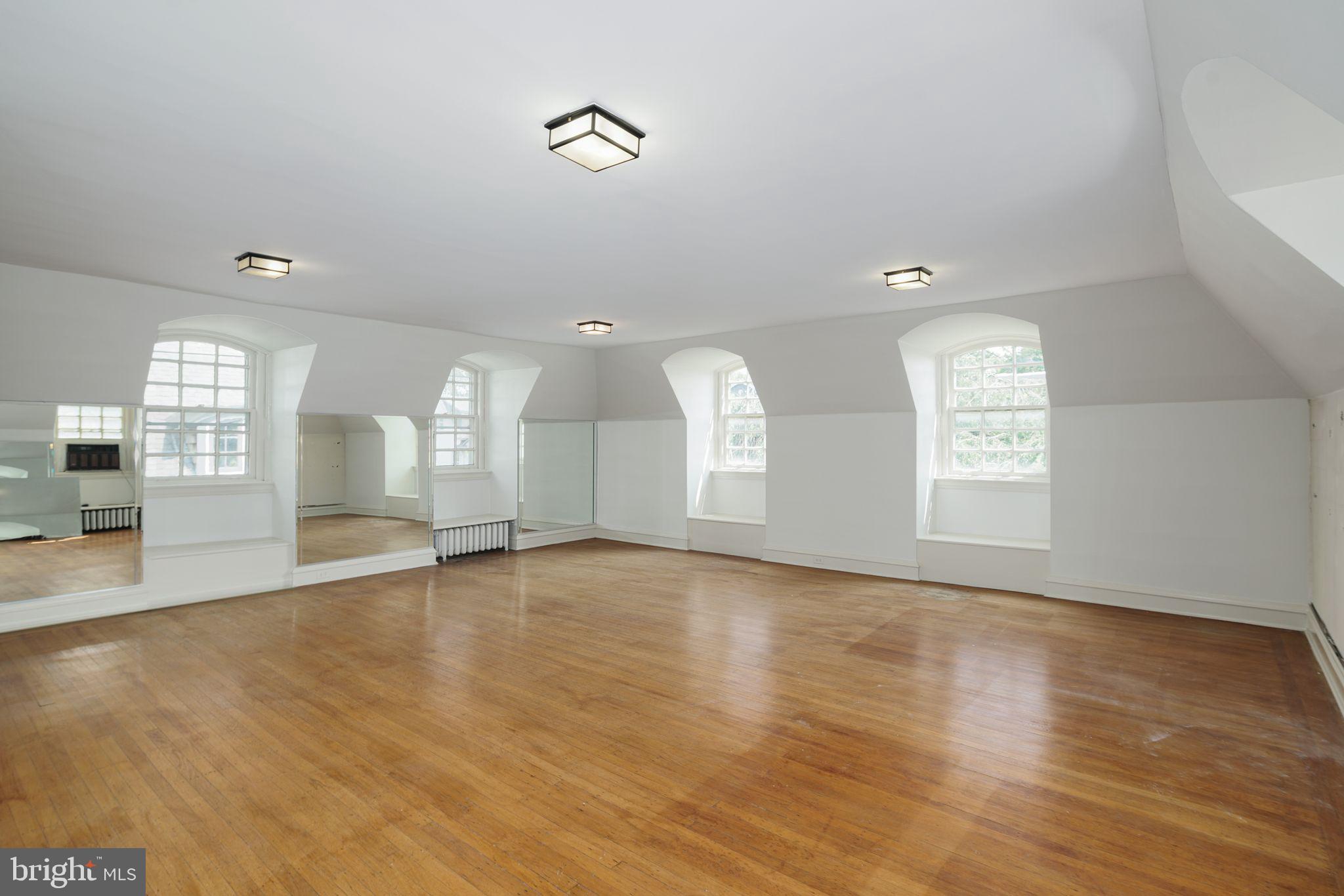 GARDEN COURT - Residential