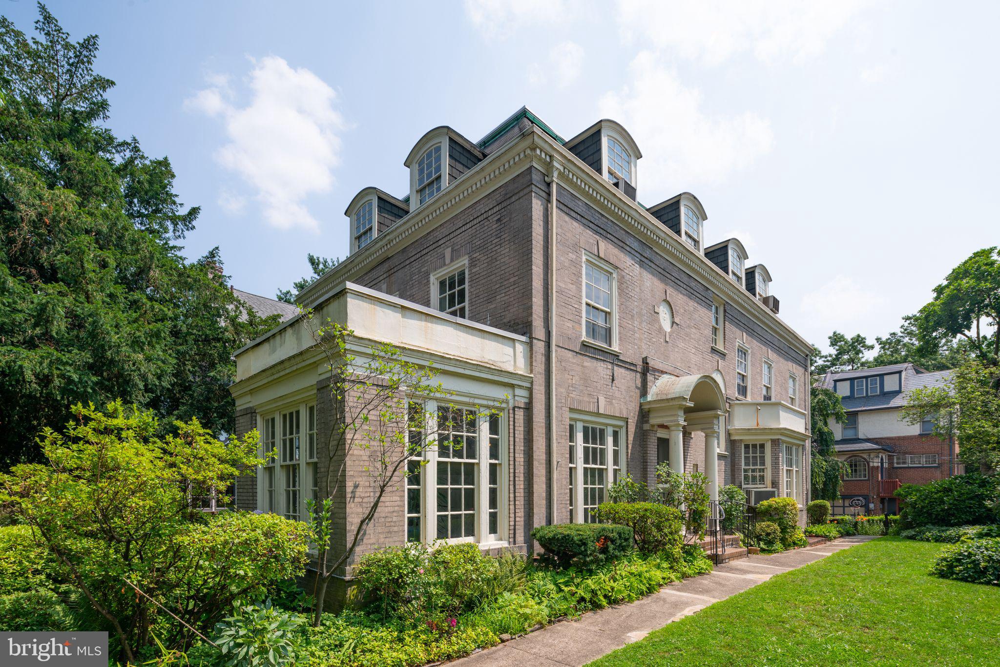 GARDEN COURT - Residential