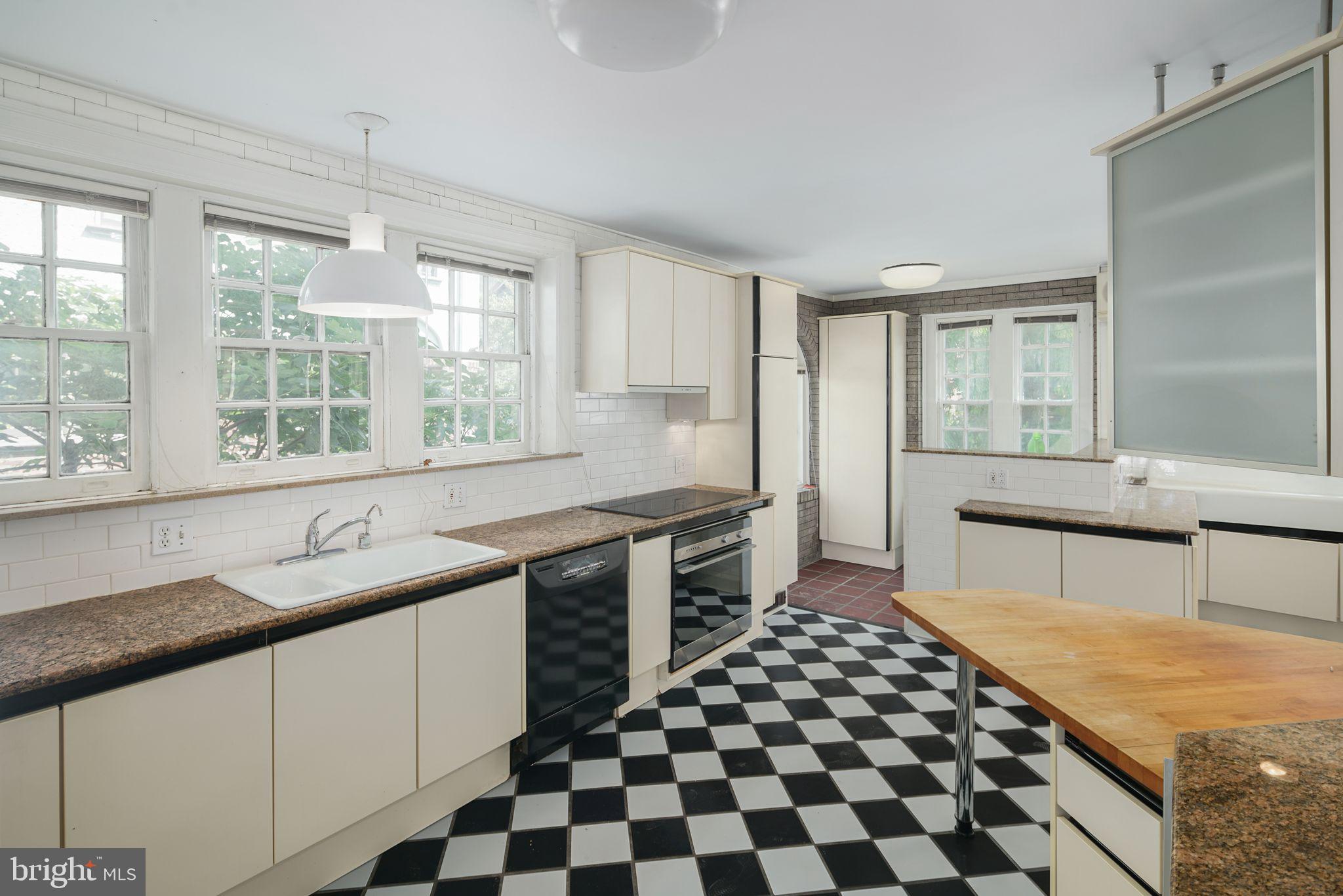 GARDEN COURT - Residential