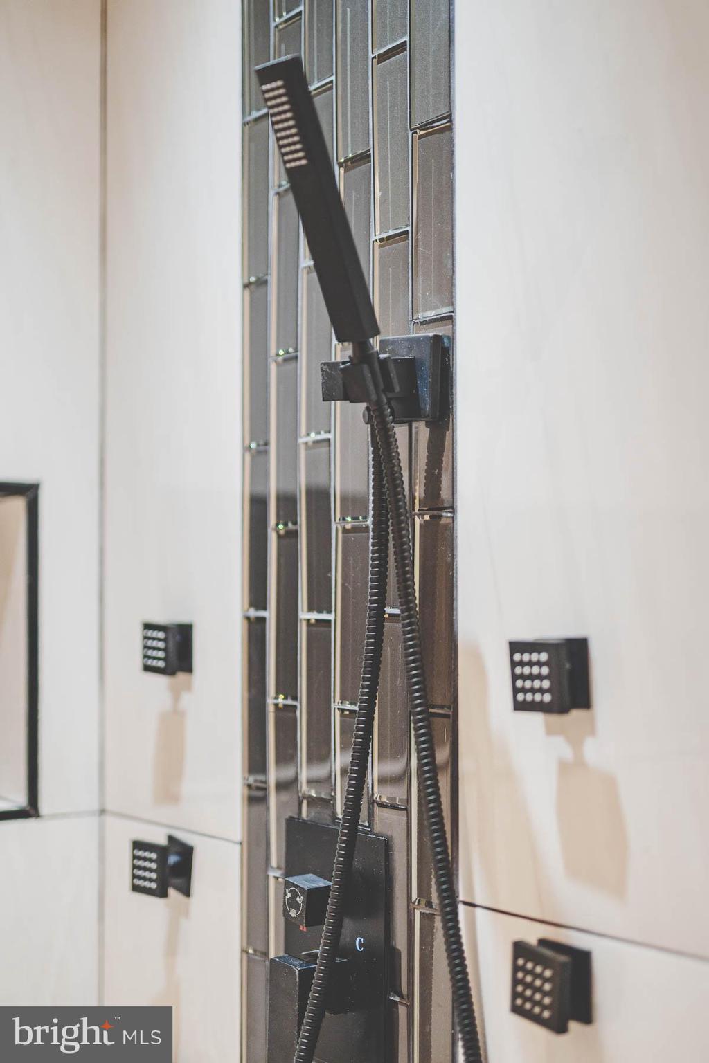 BUCKNELL MANOR - Residential