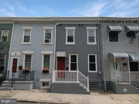 Townhouse For Sale - 42 Oak Street<br/> TRENTON, NJ 08638