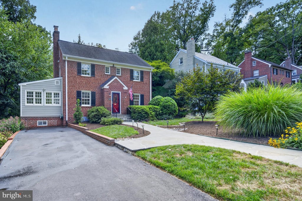 Photo of 1510 Live Oak Drive, SILVER SPRING, MD 20910 (MLS # MDMC2251766)