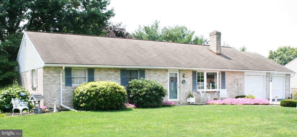 Photo of 804 SUE DR, LITITZ, PA 17543 (MLS # PALA2038456)