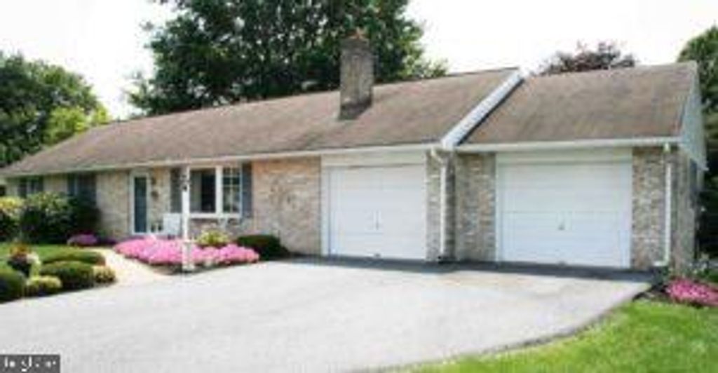 Photo of 804 SUE DR, LITITZ, PA 17543 (MLS # PALA2038456)