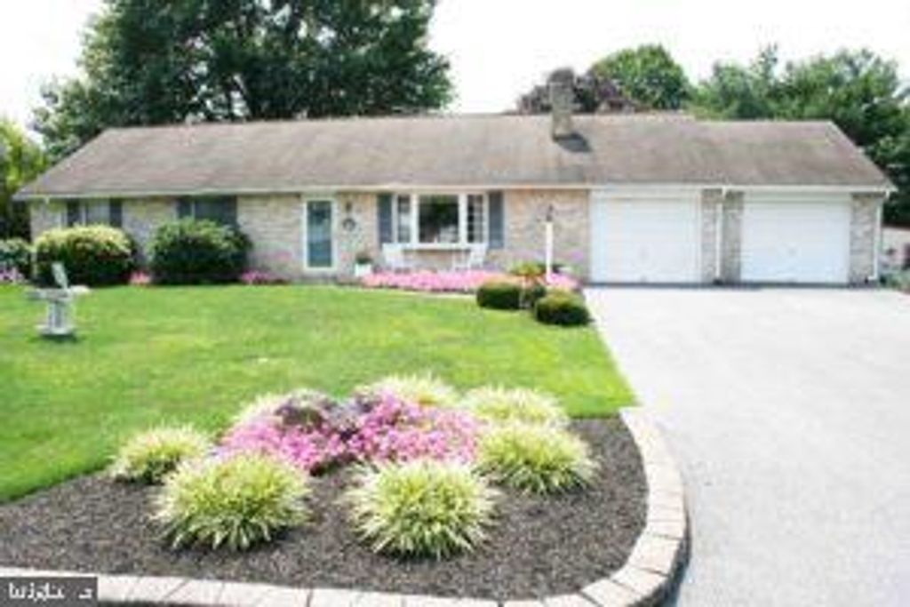 Photo of 804 SUE DR, LITITZ, PA 17543 (MLS # PALA2038456)