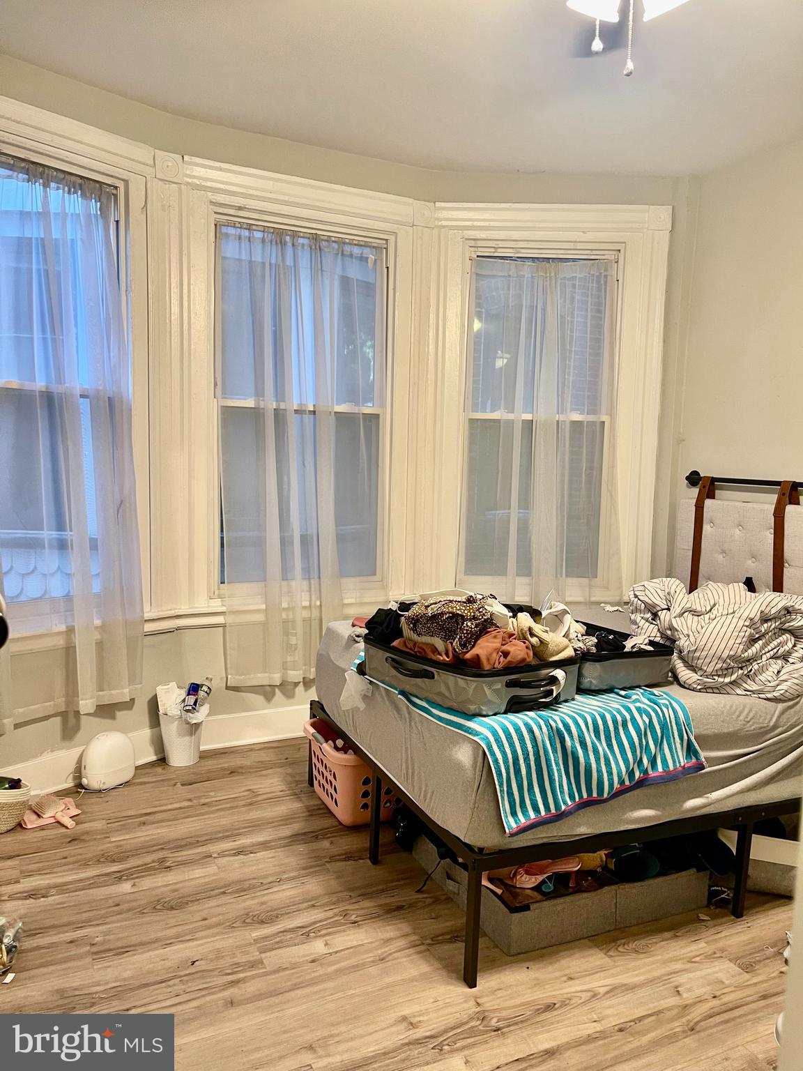 UNIVERSITY CITY - Residential Income