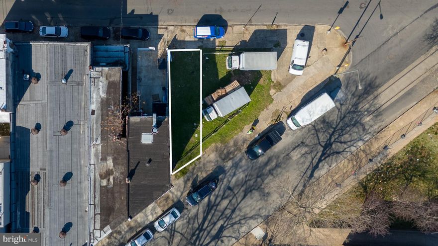 Prime CMX2 opportunity in appreciating area! This 23-foot wide frontage property features a 1,000+ sq ft lot, ideal for commercial mixed-use development. Surrounded by major redevelopment, seize the chance to be part of this thriving neighborhood's growth. Don't miss out on this promising investment!