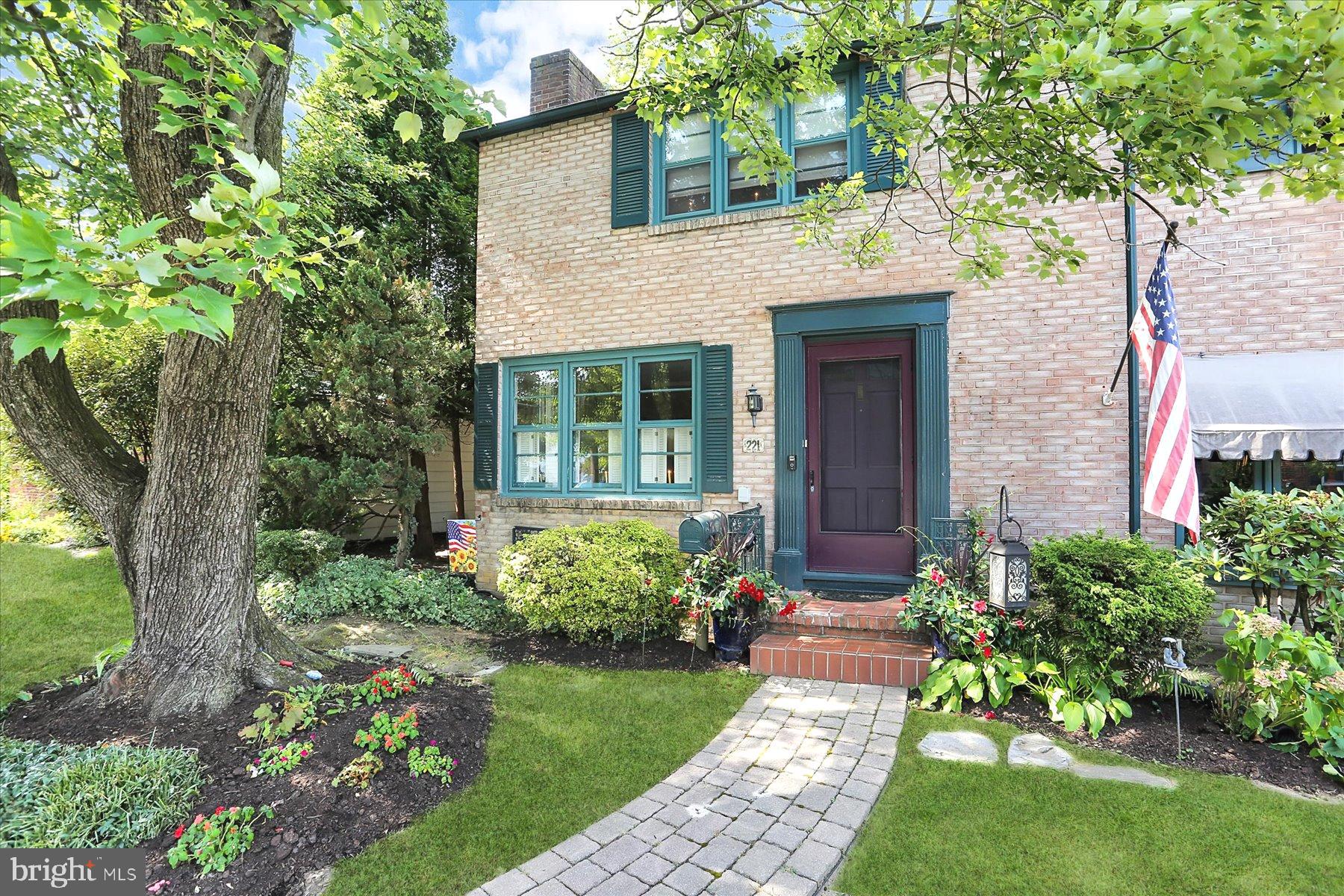 221 BAILEY STREET