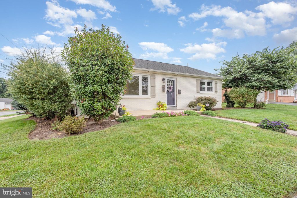 Photo of 129 Forney Drive, LITITZ, PA 17543 (MLS # PALA2077050)