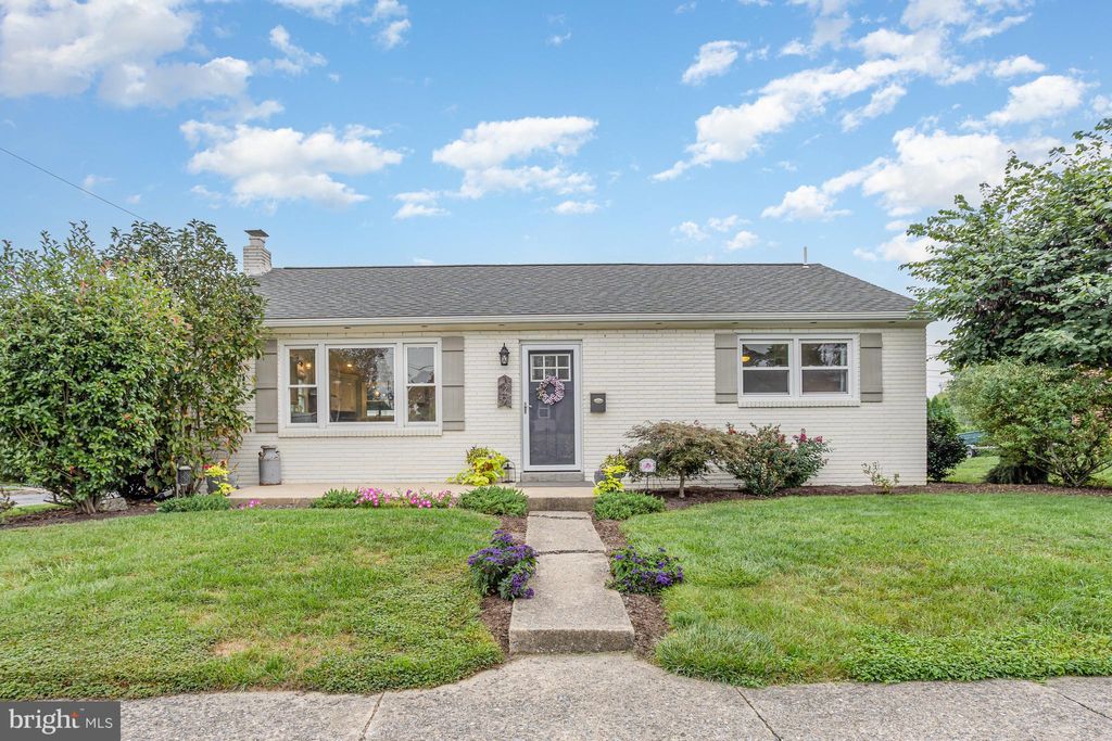 Photo of 129 Forney Drive, LITITZ, PA 17543 (MLS # PALA2077050)