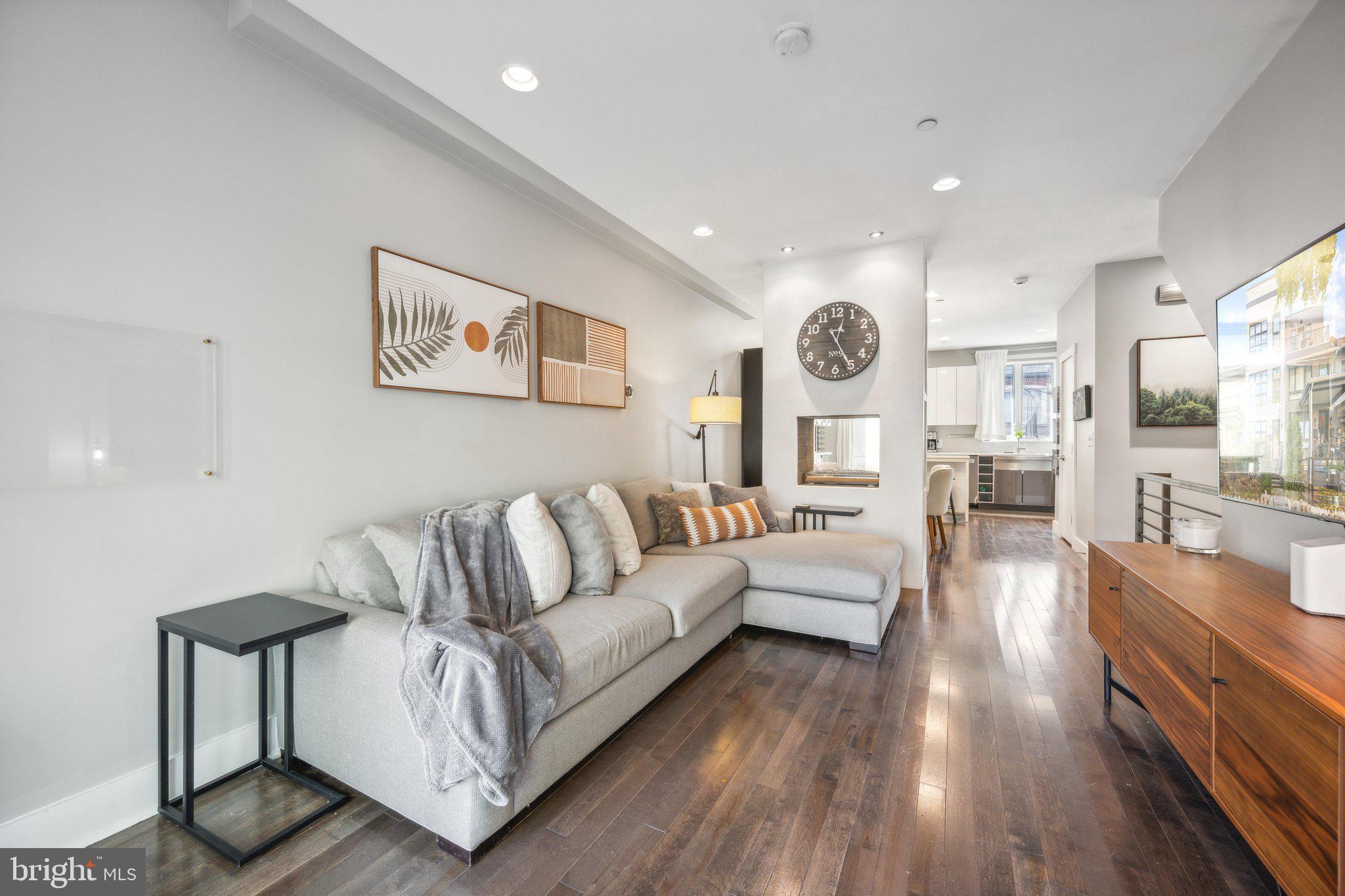 1166 ABBEY PLACE NE 1