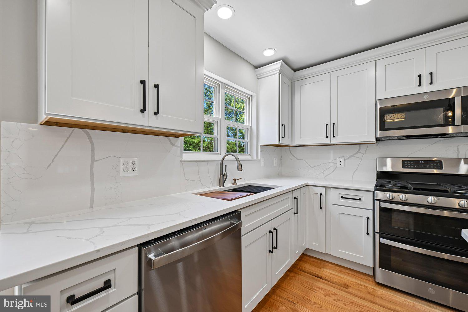 6153 LES DORSON LANE