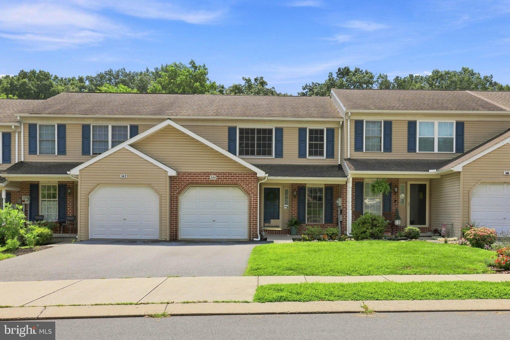 Photo of 344 Crosswinds Drive, LITITZ, PA 17543 (MLS # PALA2093104)