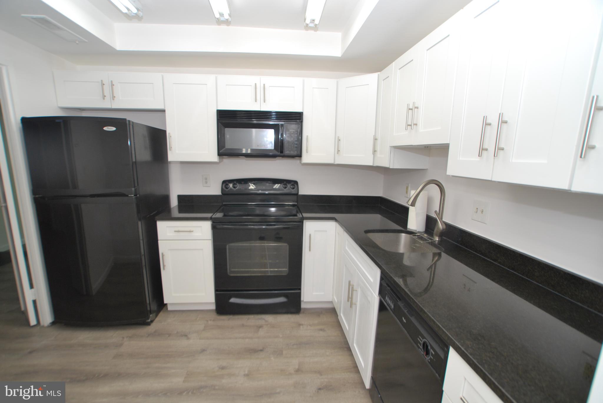 CENTER COURT - Residential Lease