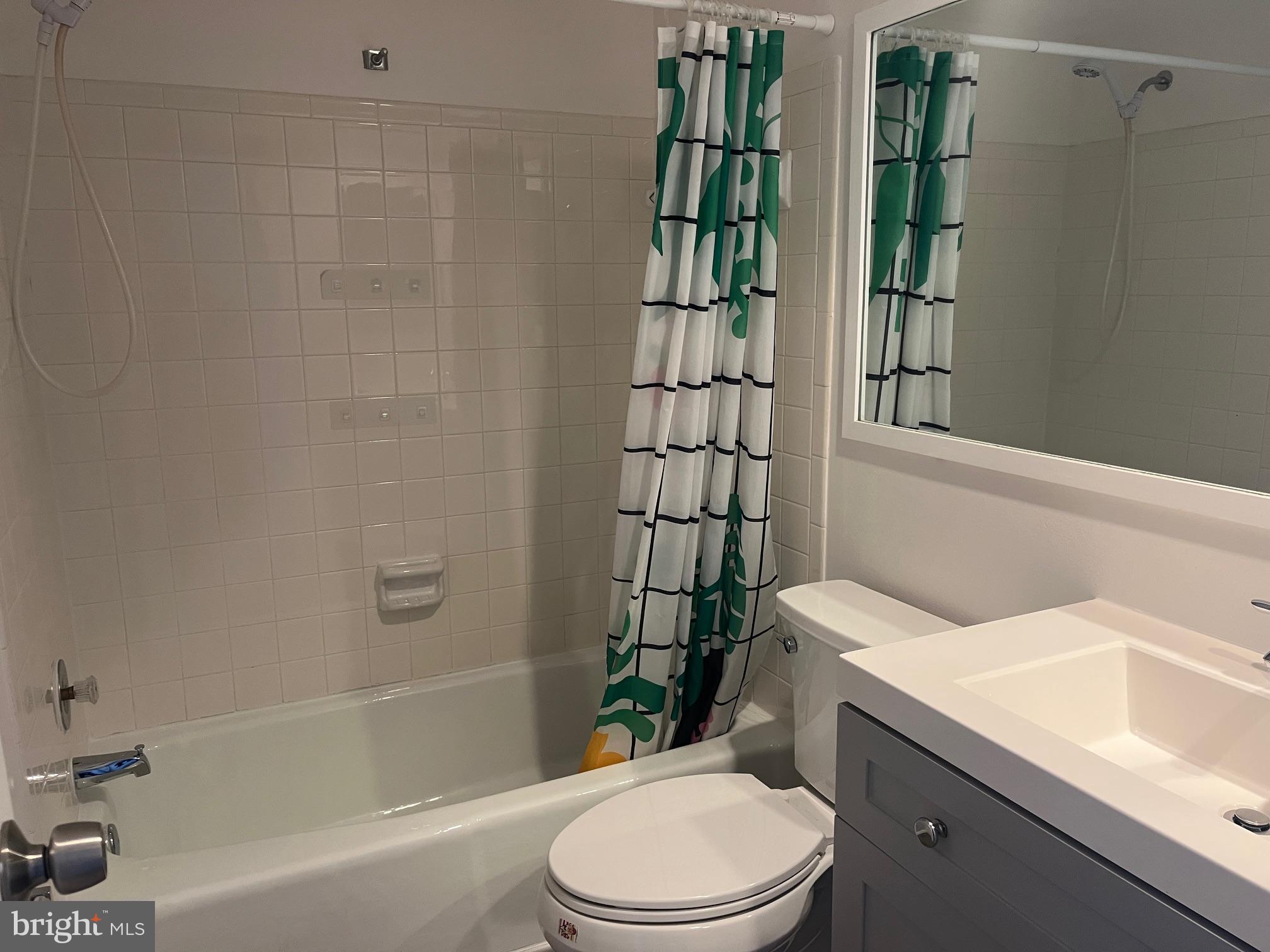 CENTER COURT - Residential Lease