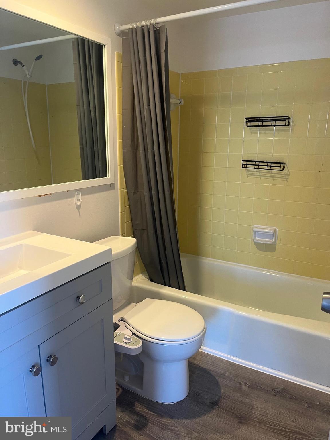 CENTER COURT - Residential Lease