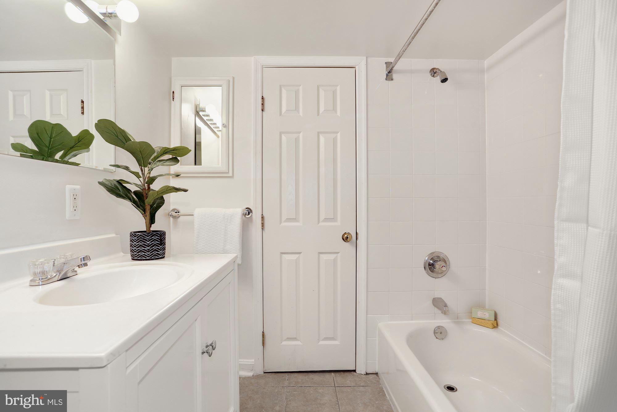 COUNTRY CLUB - Residential