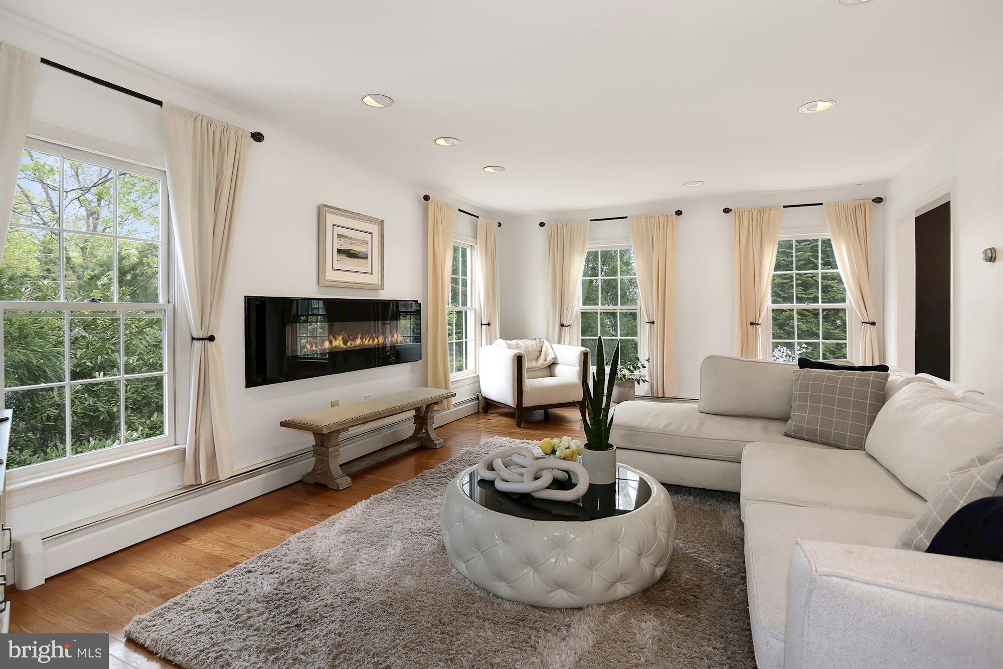 COUNTRY CLUB - Residential